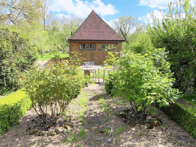 Cottage with pool, yard & barbeque — photo 4