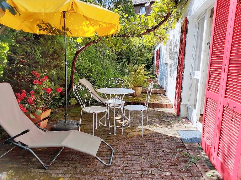 Rental apartment with fast internet, garden & terrace | Garden view — photo 4
