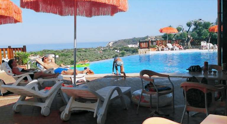 Serviced apartment with garden, private pool & terrace — photo 4
