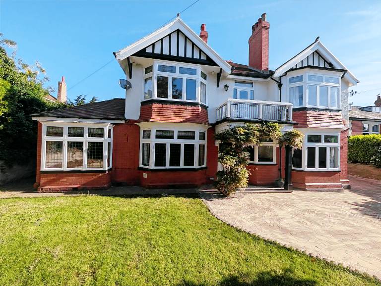 Children-friendly pleasant house with yard, terrace & jacuzzi | Garden view | Dogs allowed — photo 2