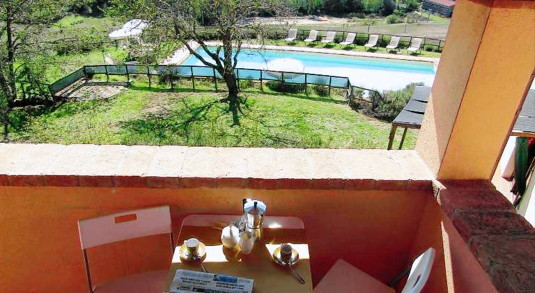 Serviced apartment with yard, barbeque & pool | Pet-friendly — photo 4