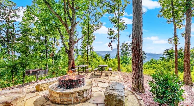 Vacation home with jacuzzi | Pet-friendly in Gatlinburg, TN