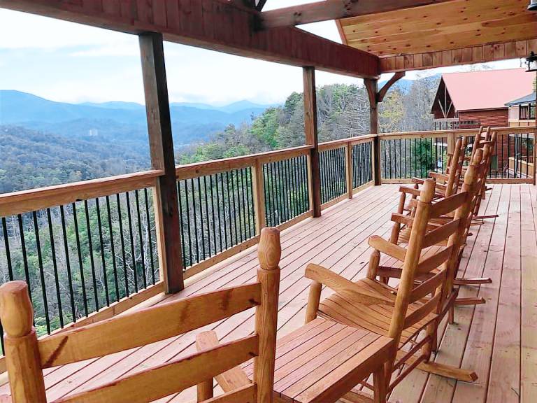 Children-friendly cabin with terrace, jacuzzi & barbeque | Mountain view | Pets are welcome in Gatlinburg, TN