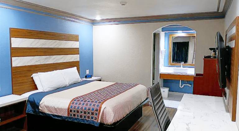 Americas Best Value Inn & Suites Alvin Houston — photo 2