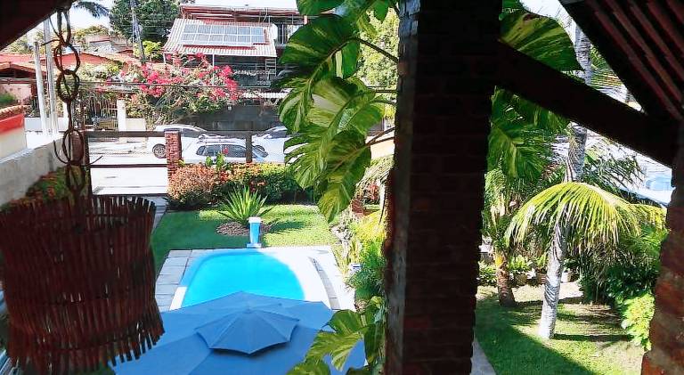 House with pool — photo 4