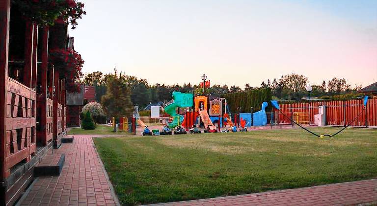 Vacation home with yard — photo 5