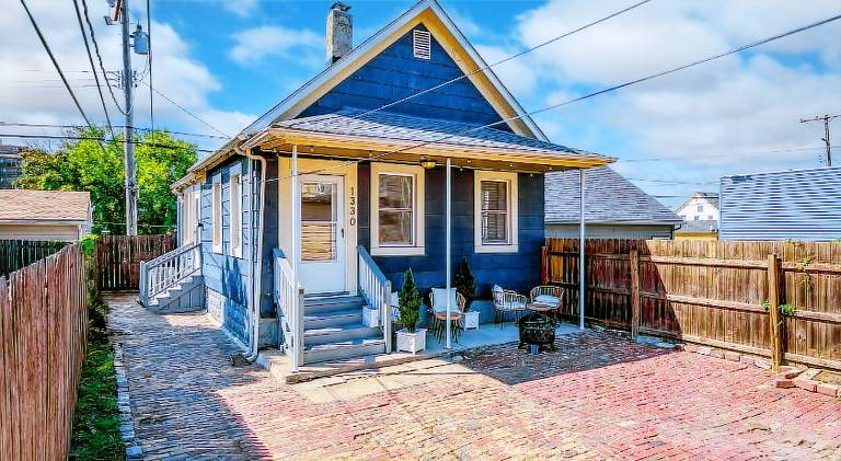 House with 1 room for 4 persons in Cleveland, OH