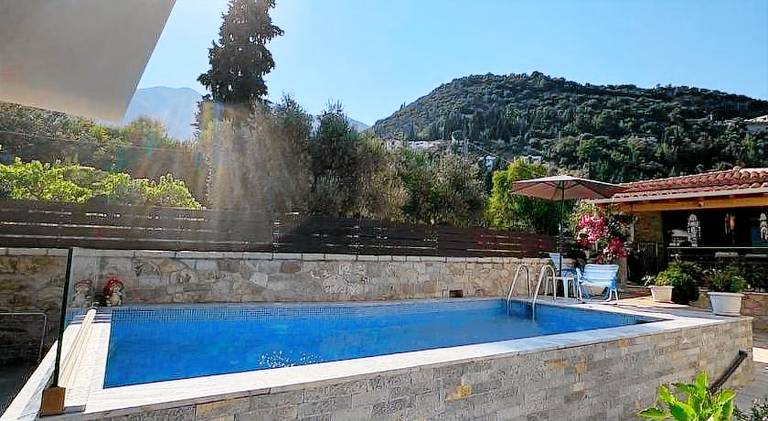 Apartment with pool, terrace & yard in Lefkada