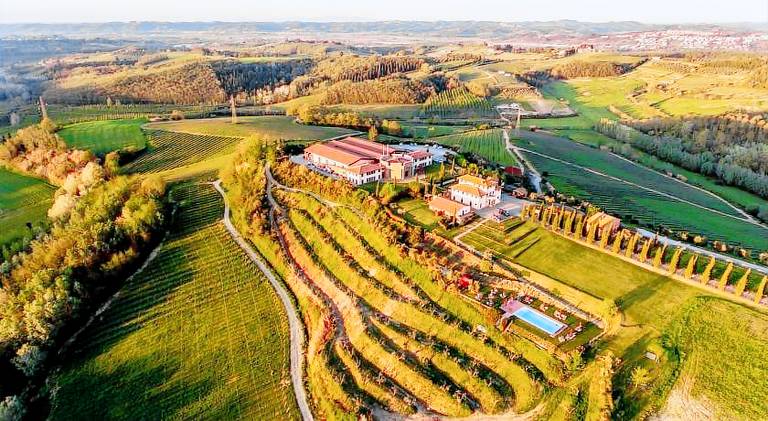 Big apartment with pool, BBQ & yard | Pets are welcome in Terricciola