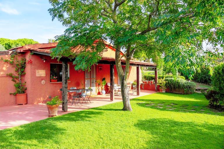 Vacation home with yard, terrace & private pool | Water view | Perfect for remote work — photo 2