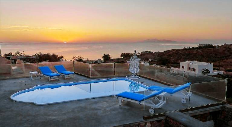Vacation home with pool in Santorini