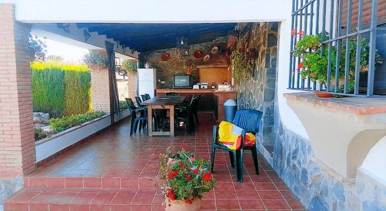 House with pool — photo 4