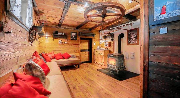 House with hot tub — photo 3