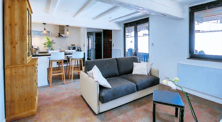 Apartment with patio — photo 3