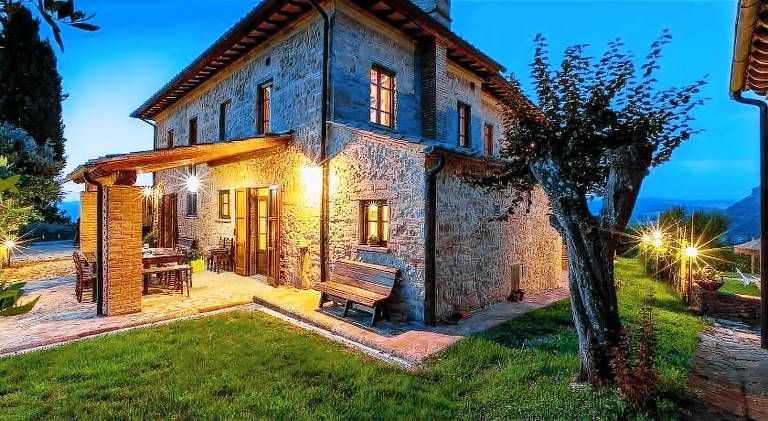 Villa with barbeque, yard & patio — photo 4