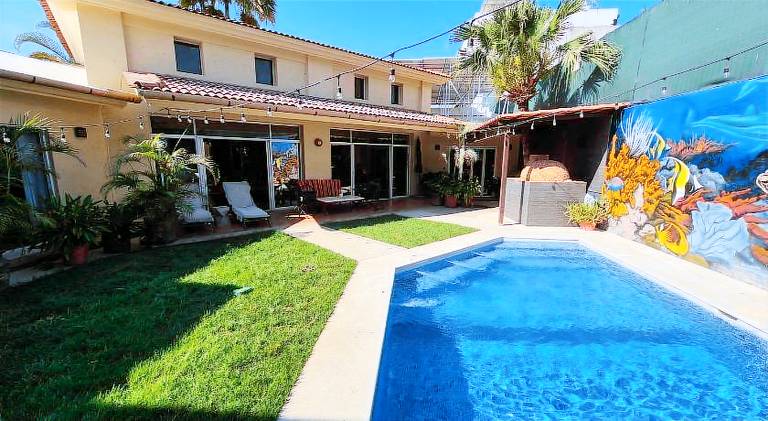 Private bedroom in gorgeous shared Versailles house with heated and cooled pool in Puerto Vallarta