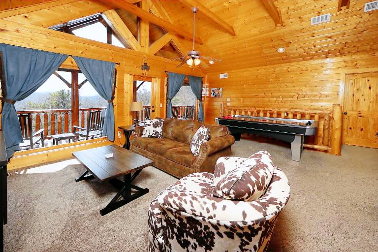 Cabin with pool, BBQ & jacuzzi — photo 2