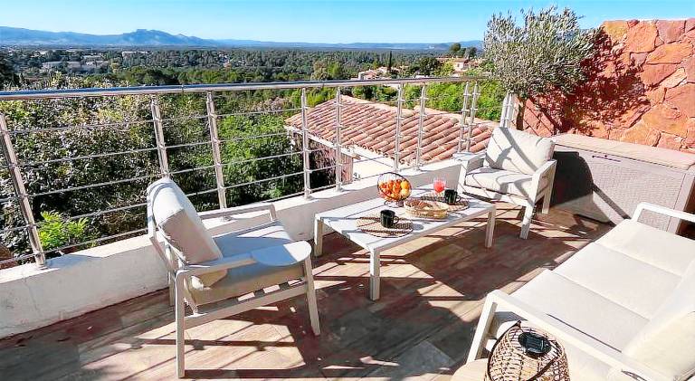 House with yard, barbeque & pool in Fréjus
