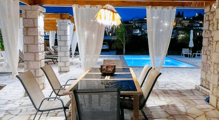 Villa with garden, barbecue & patio — photo 3