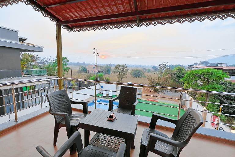 Big house with pool, terrace & yard | Pet-friendly — photo 5
