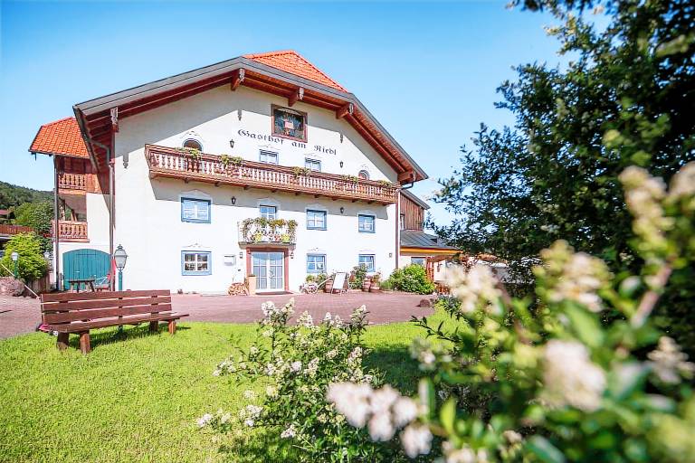Mehrbettzimmer Toilette und Bad Dusche getrennt gartenseitig