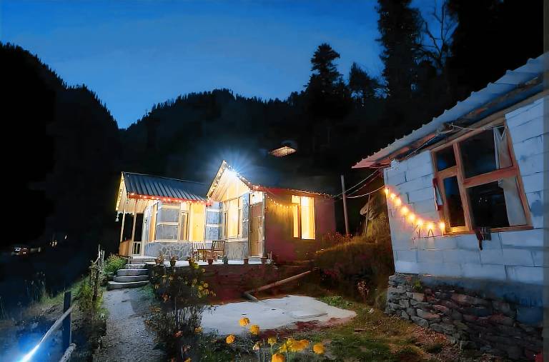 Vacation home with yard in Kullu