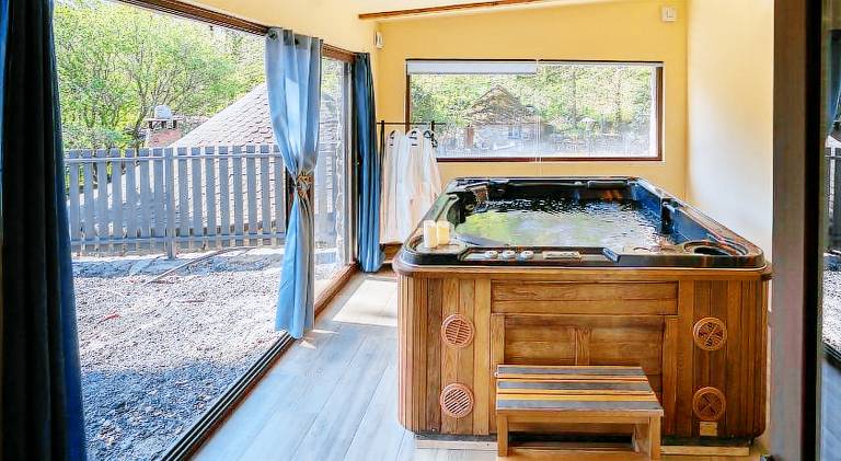 House with pool, garden & patio | Pets allowed — photo 4