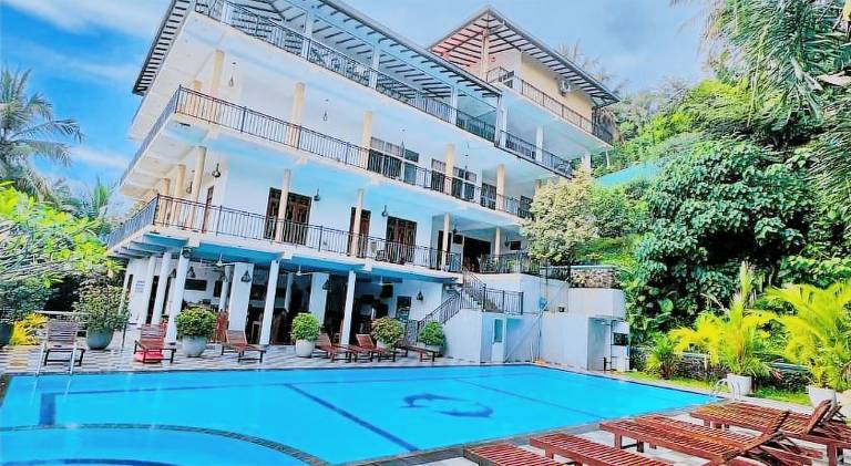Rental apartment with pool, barbeque & yard — photo 2