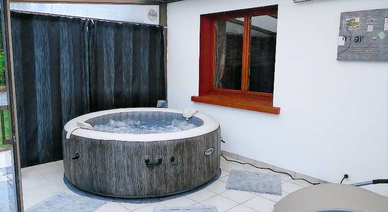 Vacation home with hot tub — photo 4