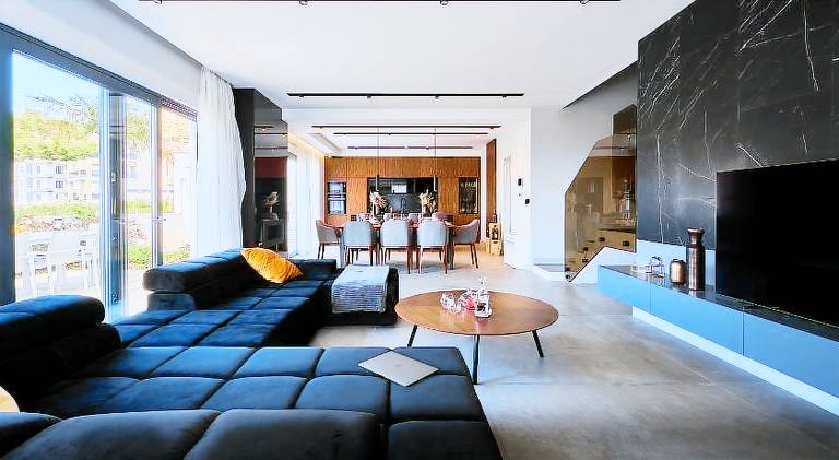 Villa with pool — photo 4