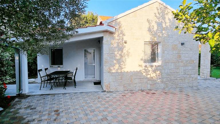 Rental apartment with pool, patio & grill — photo 3
