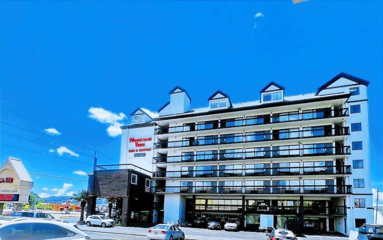 Mountain Vista Inn & Suites - Near the Island InPigeon Forge in Pigeon Forge, TN