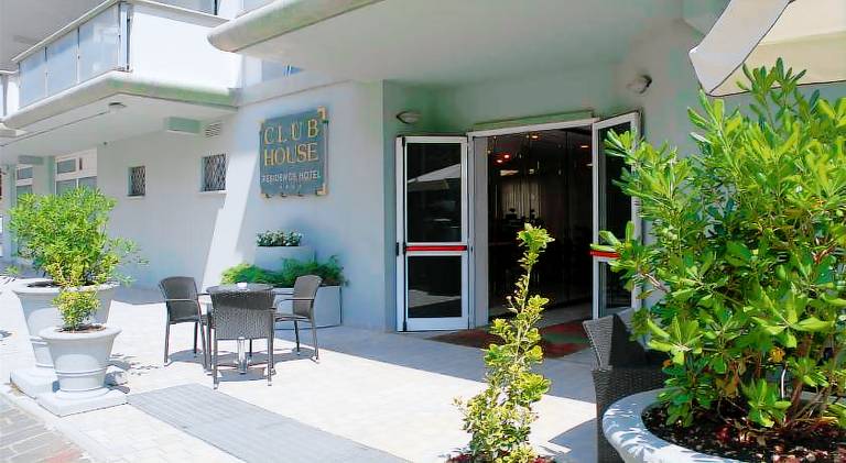 Serviced apartment with pool & patio — photo 5