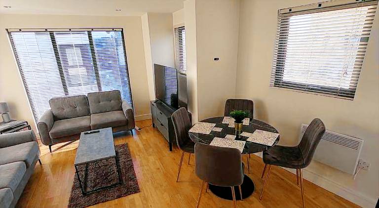 2-Bed City View with Balcony Liverpool by StaySavvy Accommodation — photo 2