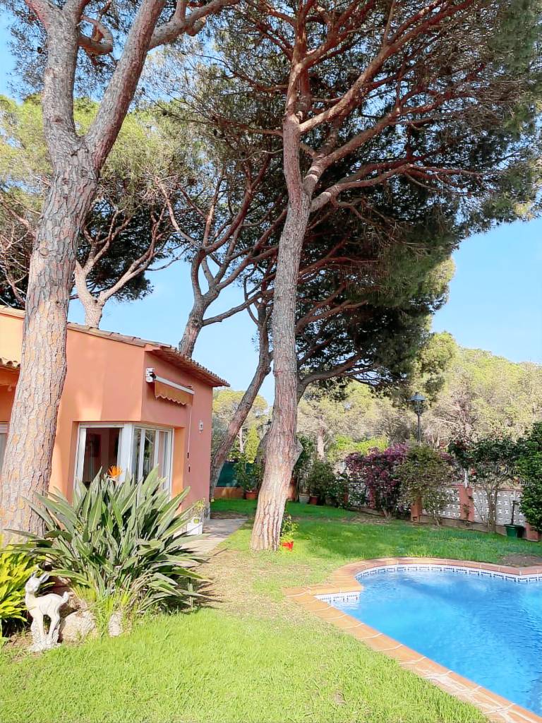 Vacation home with garden, BBQ & pool | Garden view — photo 2