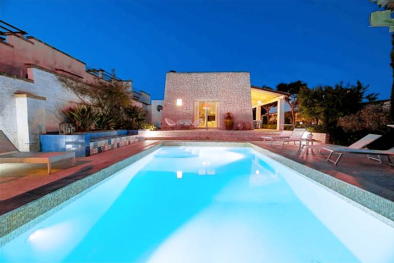 Villa with barbecue, yard & private pool | Garden view — photo 5