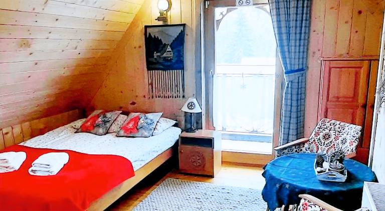 Chalet with barbecue, patio & yard | Pets allowed — photo 2
