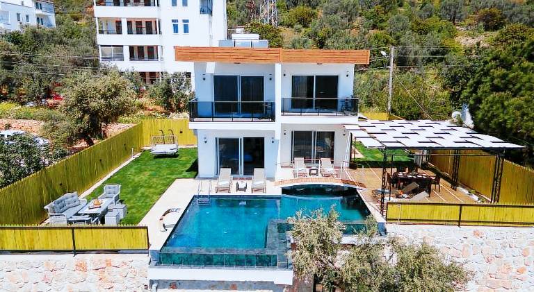 Villa with terrace, yard & hot tub — photo 5