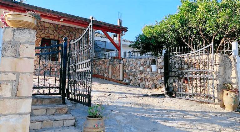 Vacation home with BBQ, patio & private pool — photo 5