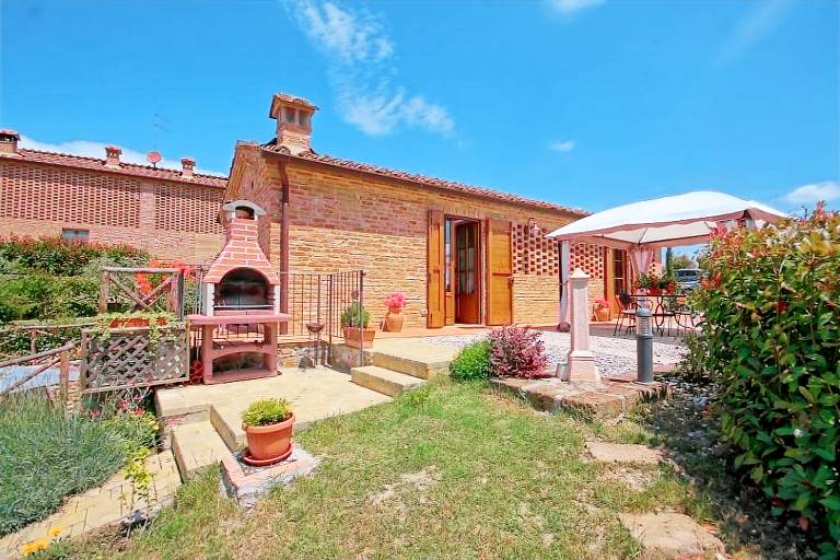 Villa with private pool & yard — photo 4