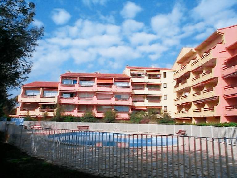4-Person Apartment with Balcony & Parking Near Beach — photo 5