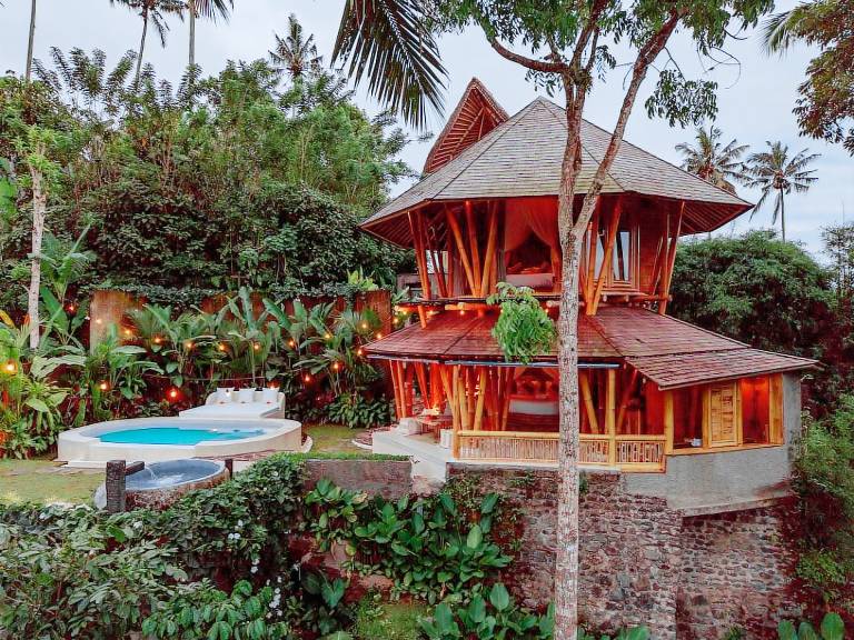 Vacation home with yard, pool & jacuzzi in Karangasem