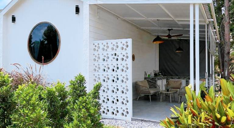 Bungalow with patio & yard — photo 3