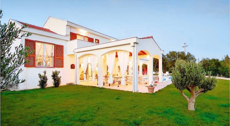 House with pool — photo 4