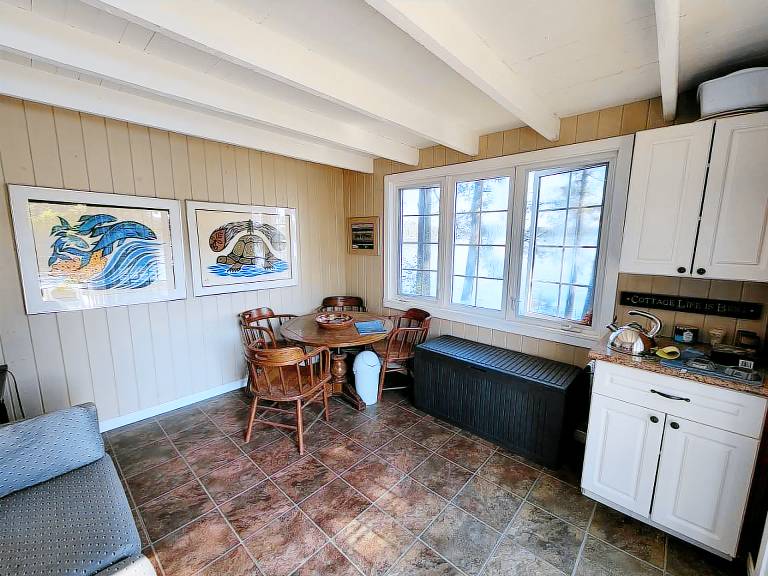 Beautiful Lake Tiny House with Amazing Views and Private Dock in Muskoka, Canada — photo 2
