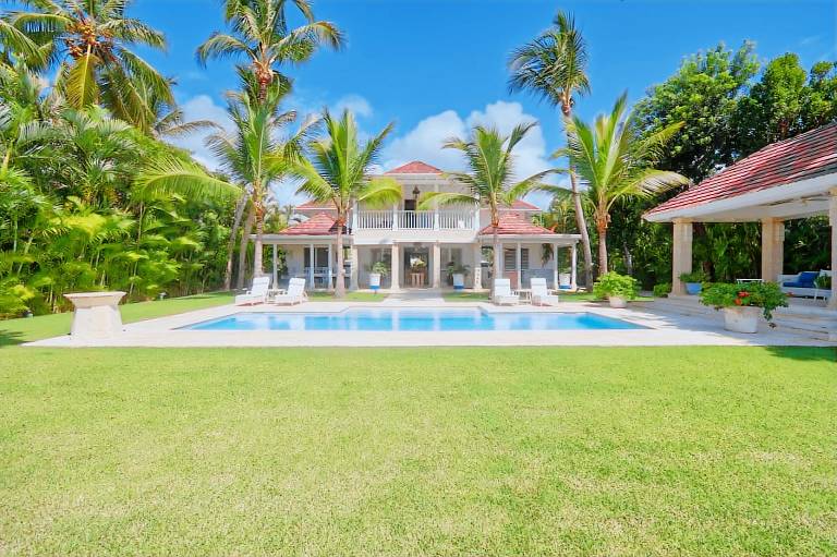 Villa with terrace, pool & yard | Golf view — photo 3