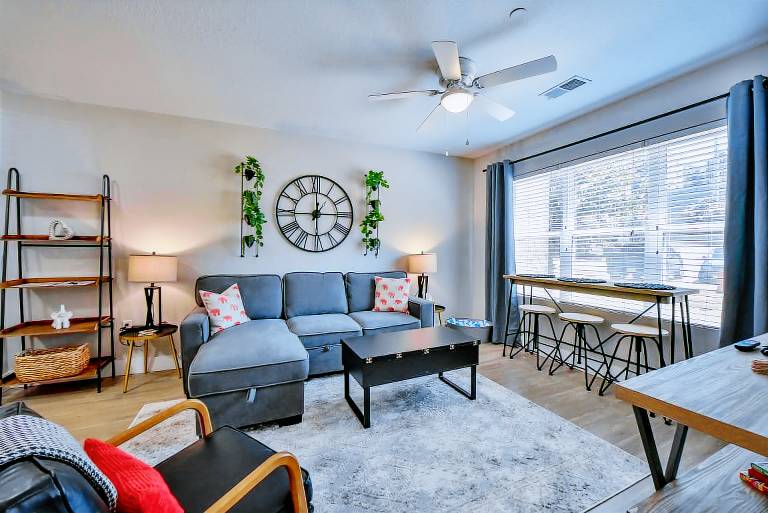 Condo with pool, barbecue & garden | City view — photo 4