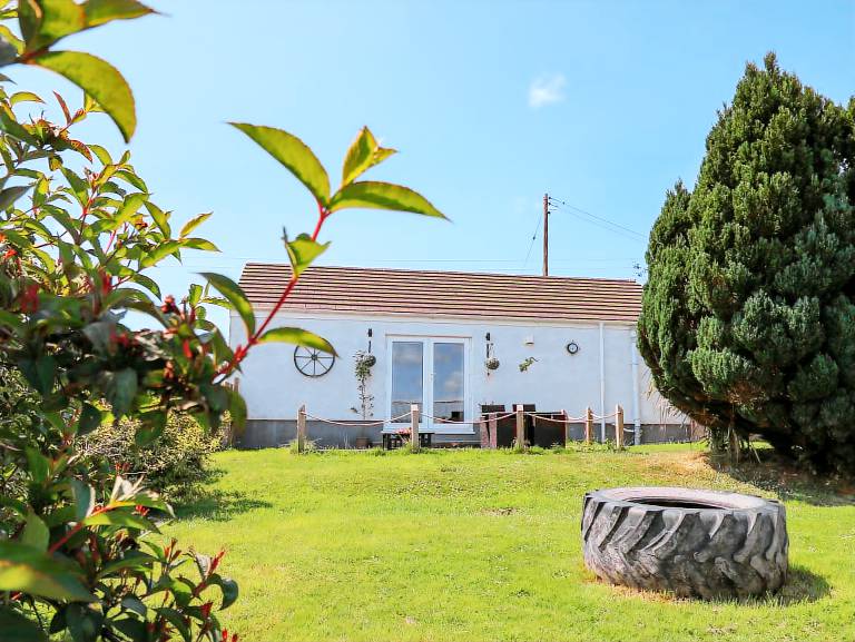 Cottage with BBQ & yard in Carmarthen