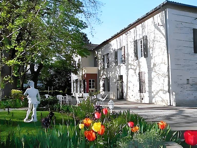Logis Hotels - Au Colombier du Touron in Le Passage