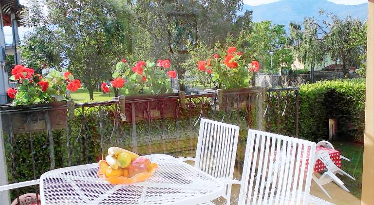 Serviced apartment with jacuzzi, pool & yard — photo 3